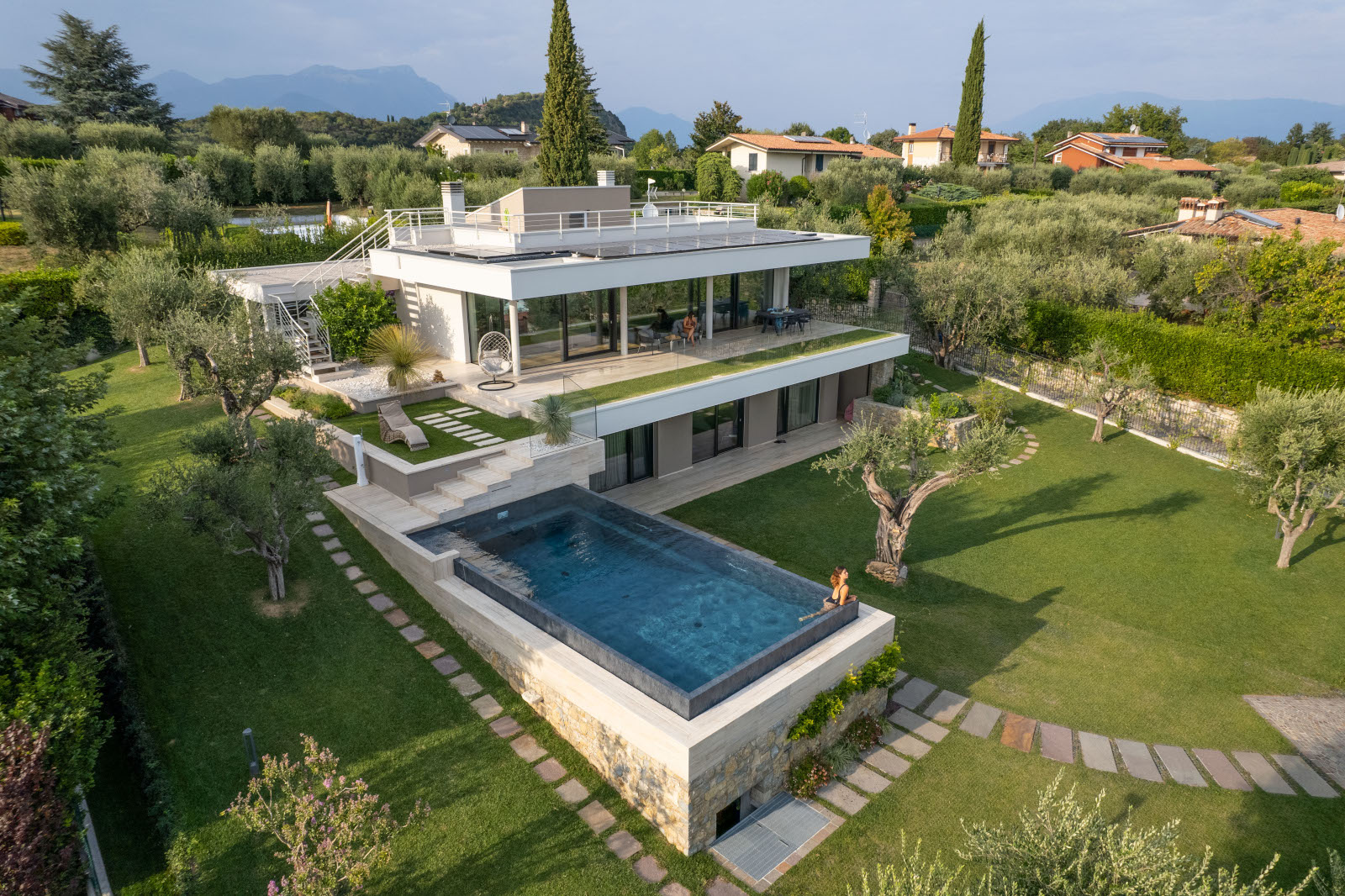 Piscine con cascata (27)